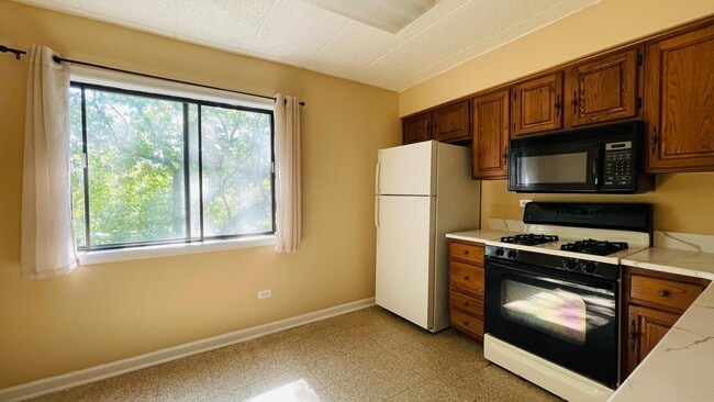 Building Photo - 6015 Lakeside Pl