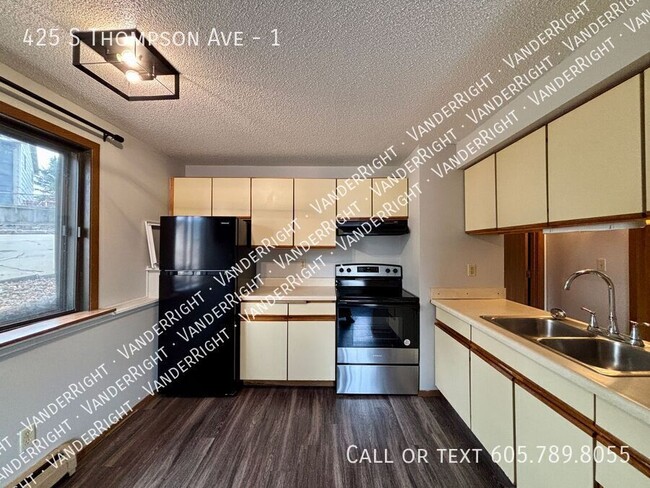 Building Photo - Charming 1 Bedroom With Walk-In Closet!