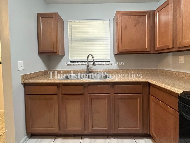 Building Photo - 1038 La Marche Dr