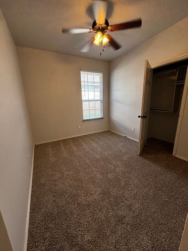 Building Photo - Move in Special!! 3BR 2BA duplex with 2 ca...