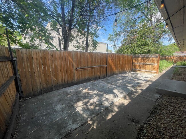 Building Photo - Charming 2 Bedroom, 1 Bathroom Duplex in A...
