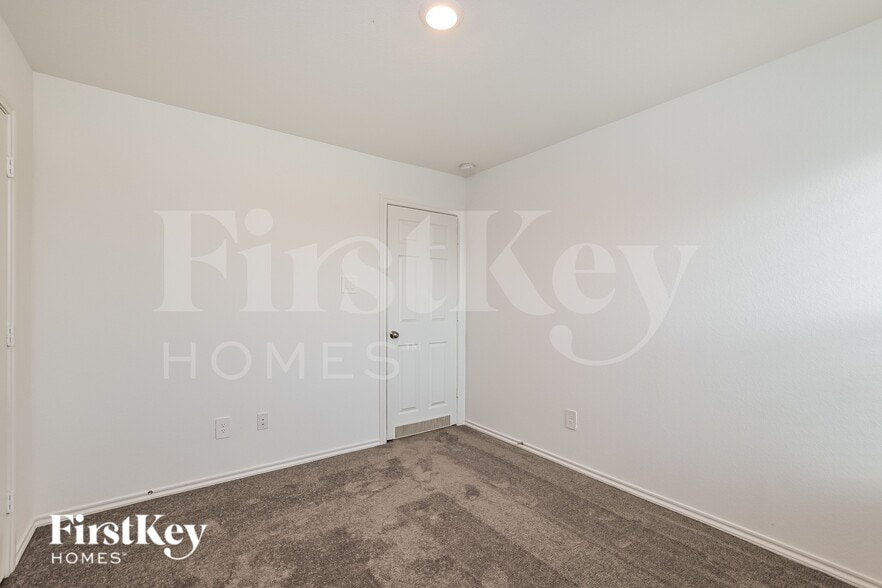 Building Photo - 302 Pickwick Gdns Ln