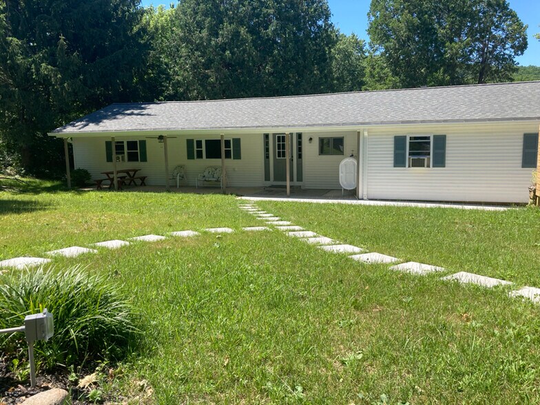 Building Photo - 140 Young St