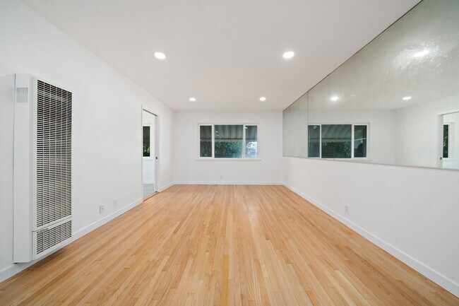 Building Photo - 734 Linden Ave