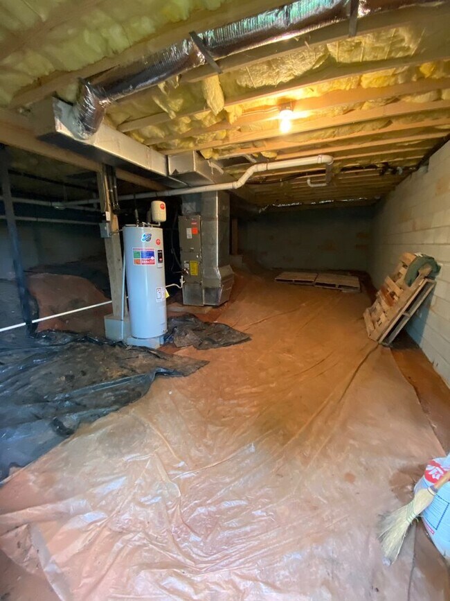 Building Photo - North AVL - Spacious 2/2 Apartment