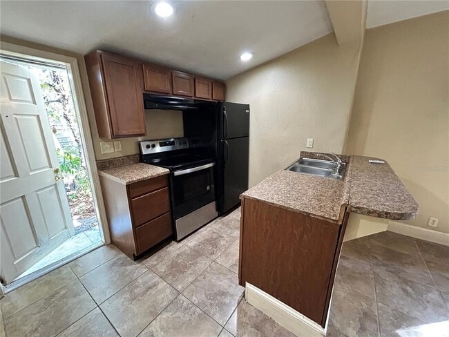 Building Photo - 727 Dartmoor St N