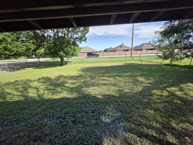 Building Photo - Charming and move-in ready! 3 Bedroom hous...