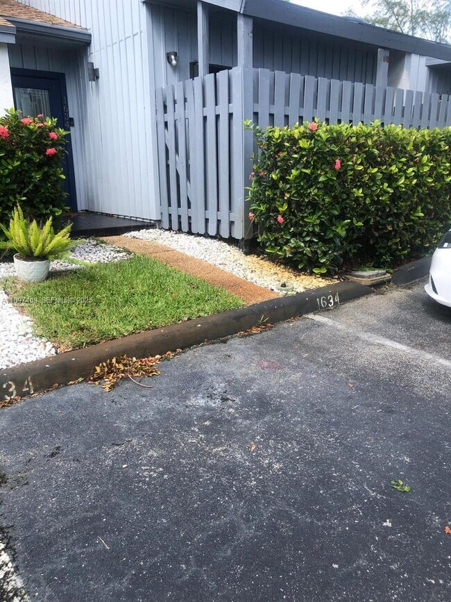 Building Photo - 1634 N 15th Terrace