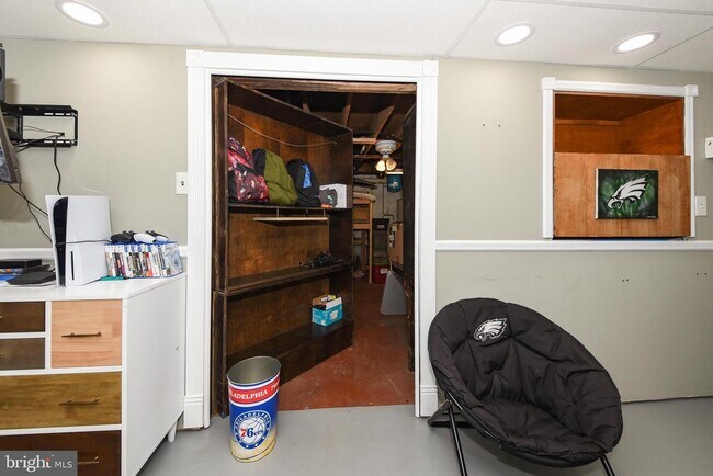 Building Photo - 127 Lark Dr