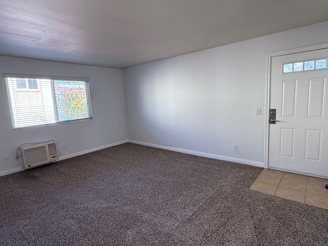 Building Photo - Appealing floor plan with 2bed/ 1bath avai...