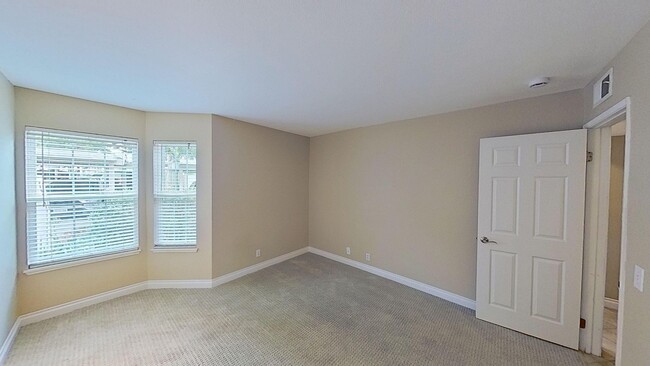 Building Photo - 2 bed/ 2 bath Condo in Goleta-Eucalyptus G...