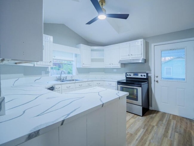 Building Photo - 804 Lakeland Ave