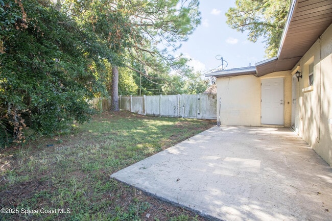 Building Photo - 415 Country Ln Dr