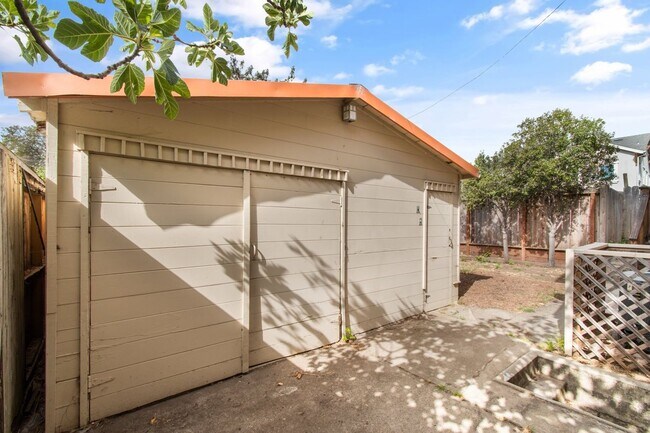 Building Photo - Upper Dimond/Lincoln Highlands Wonderful Craftsman Home!