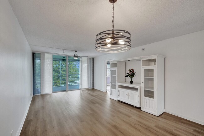Building Photo - 9470 Poinciana Pl