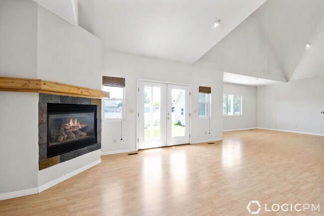 Building Photo - Beautiful Home in Amazing Location!