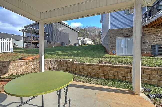 Building Photo - 4 Bedroom / 2.5 Bath Home  Kingsport, TN