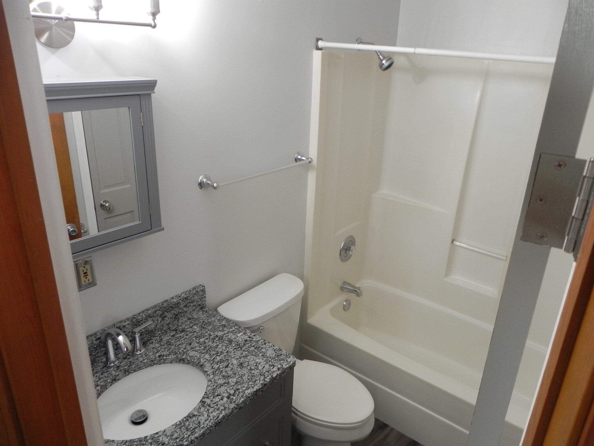 Building Photo - 1353 Lakeview Ave