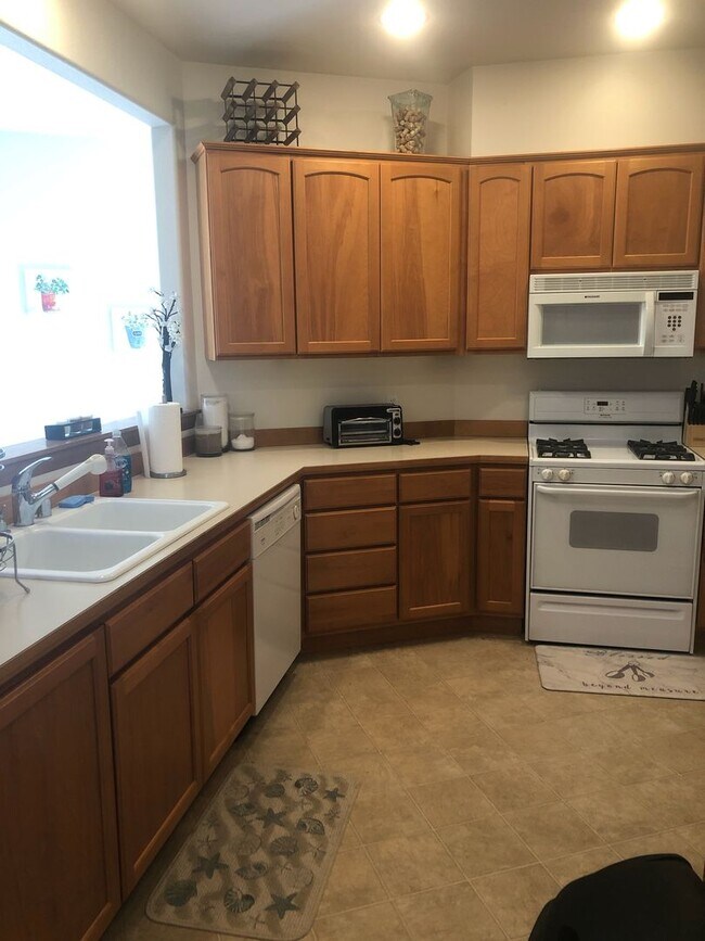 Building Photo - Fully Furnished Lakefront Condo!! 6 Month Lease Available!