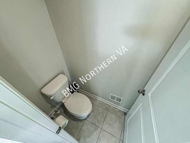 Building Photo - 42961 Running Creek Square