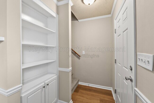 Building Photo - 3930 Almon Dr