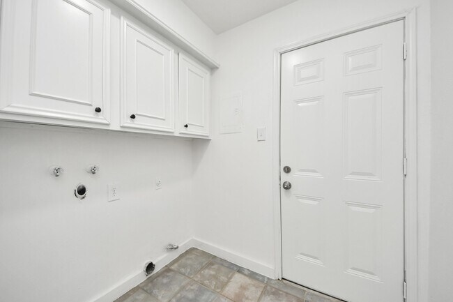 Building Photo - 616 S Rivershire Dr