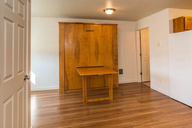 Building Photo - 1906 S 14th St W