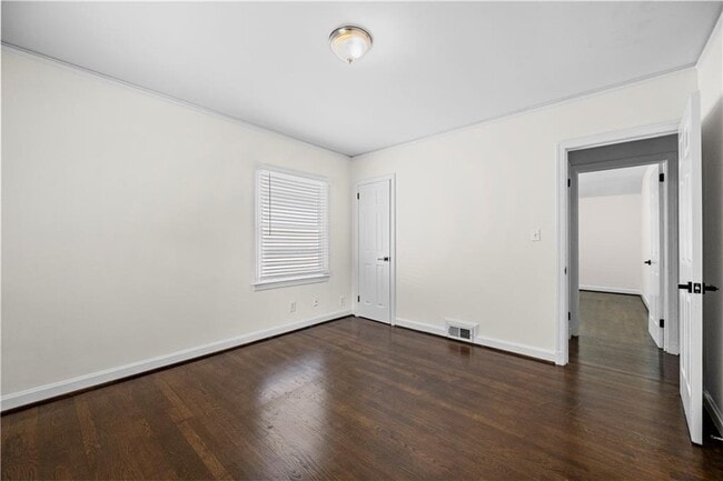 Building Photo - 990 Lindridge Dr NE