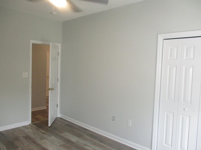 Building Photo - 100 Lazy Willow Ln