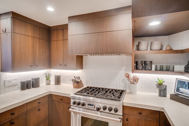 Building Photo - Exquisite 3 bedroom 2.5 bath two-story Executive Condo in Winter Park with 2-Car Garage