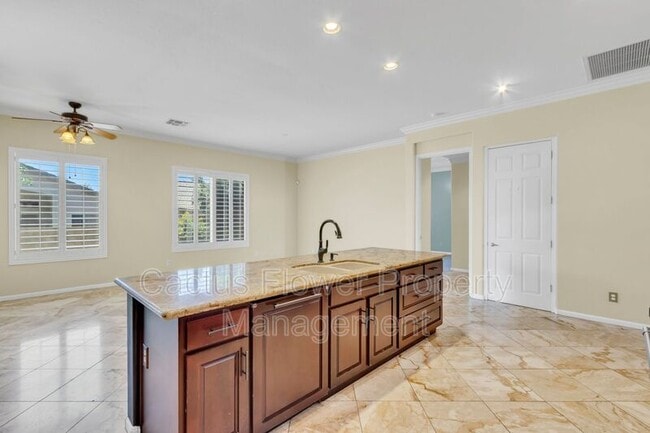 Building Photo - 1811 W Maplewood Pl