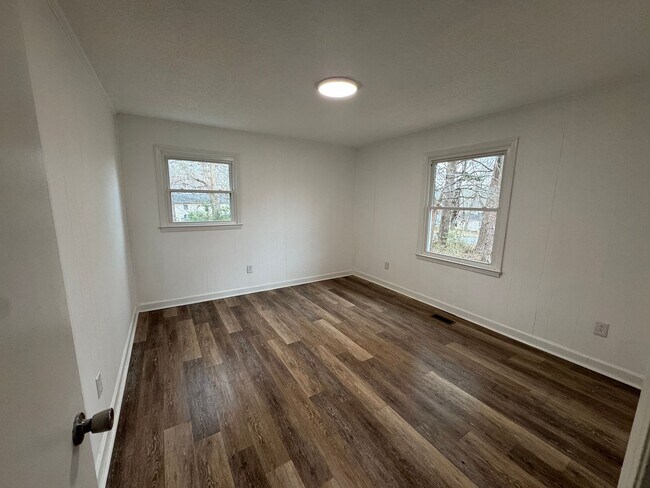 Building Photo - Move-in Ready!