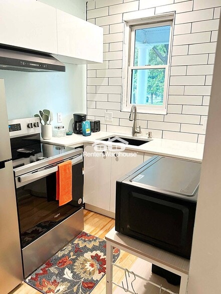 Building Photo - 304 Oak St