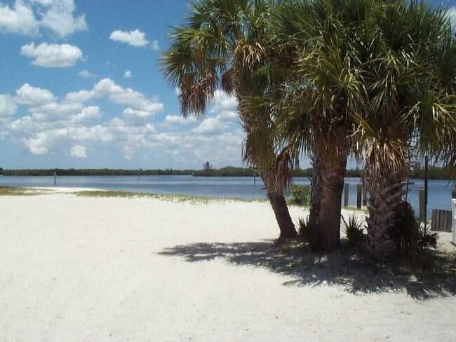 Building Photo - "Elegant 3-Bed Waterfront Home"