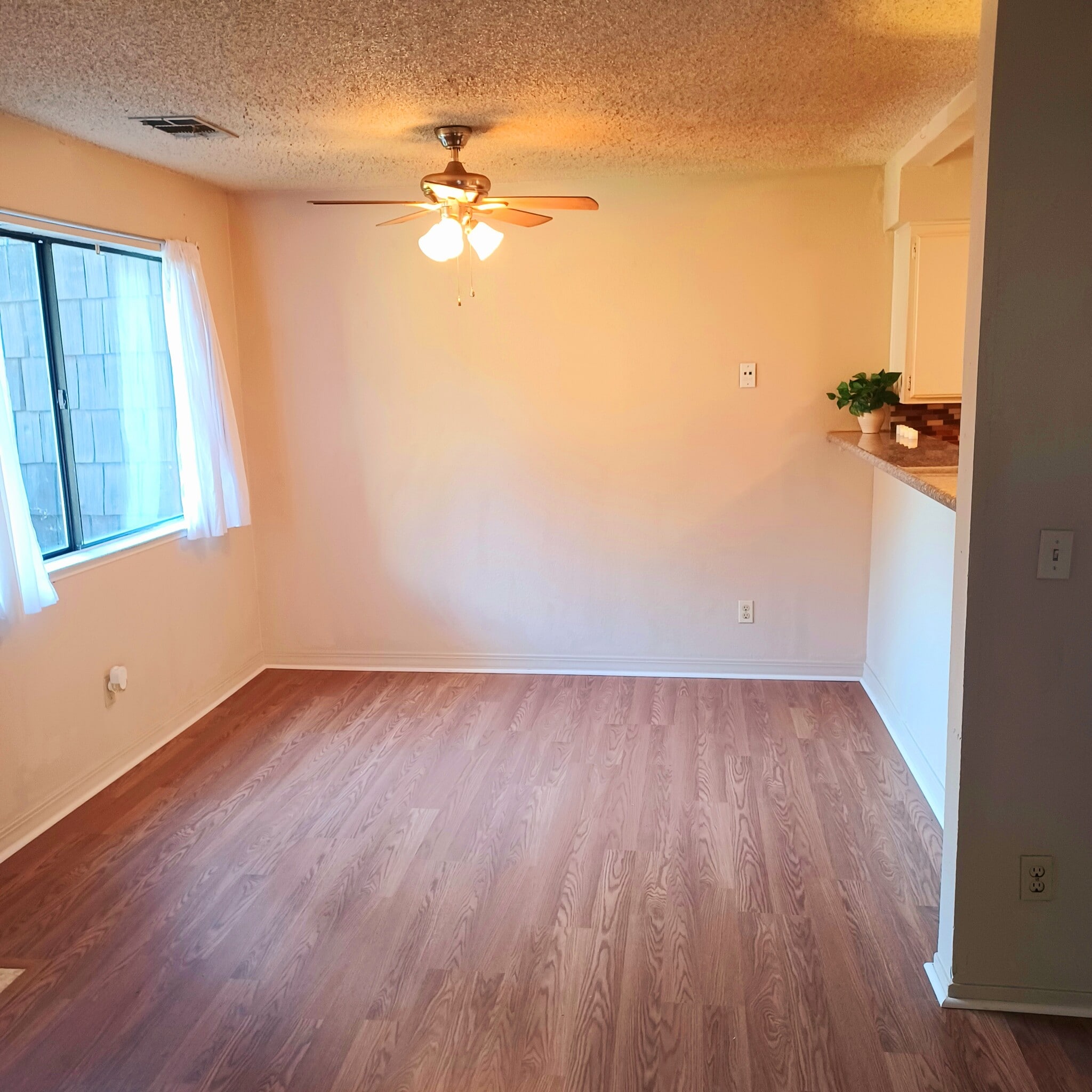 Dining Room - 1190 S Winery Ave