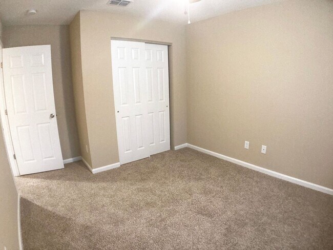 Building Photo - Roomy 3BR Home in NW Jacksonville – 2.5 Ba...