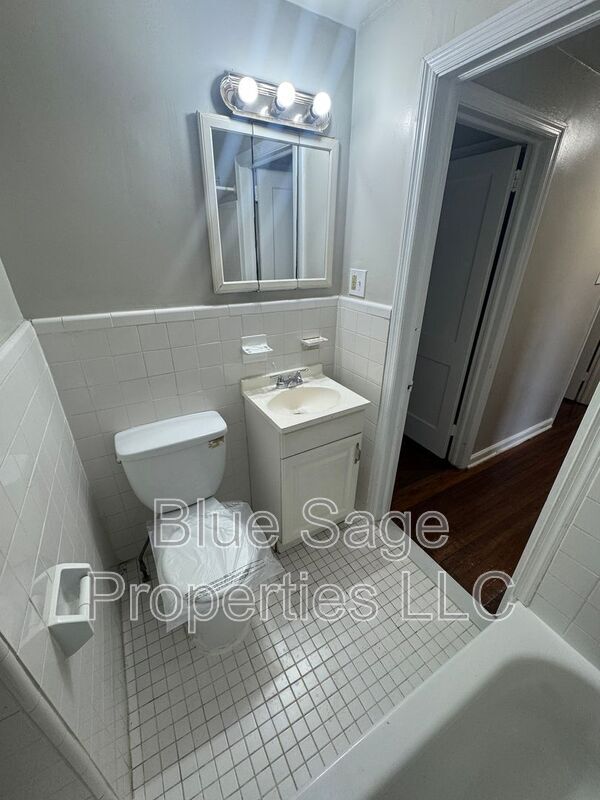 Building Photo - 554 S 4th St