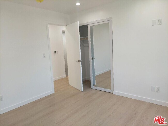 Building Photo - 130 W 59th Pl