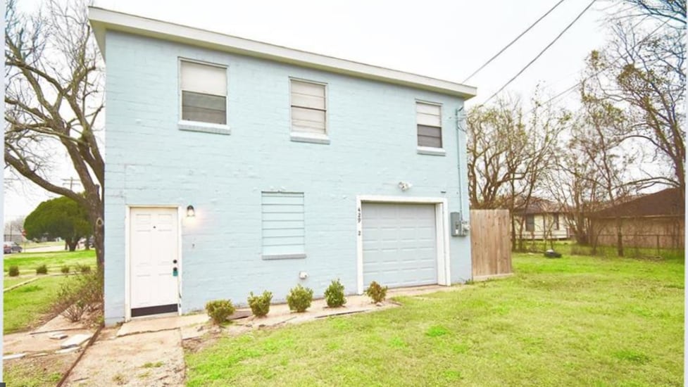 Building Photo - 429 W 2nd St