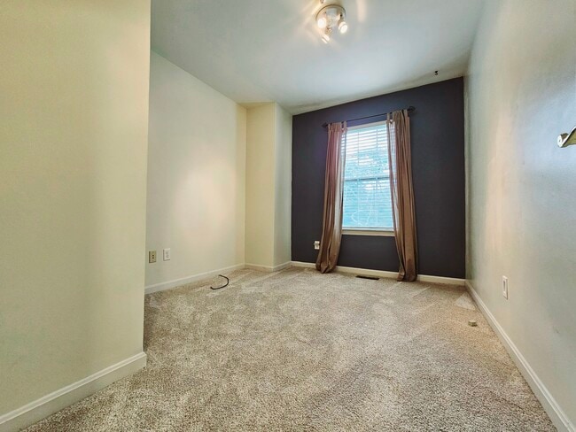 Building Photo - 435 Oakton Way