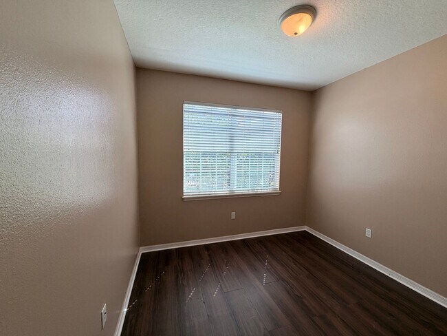 Building Photo - 633 Highland Meadows Ave
