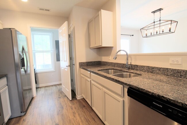 Building Photo - Spacious 3-Bed, 2.5-Bath Townhome Availabl...