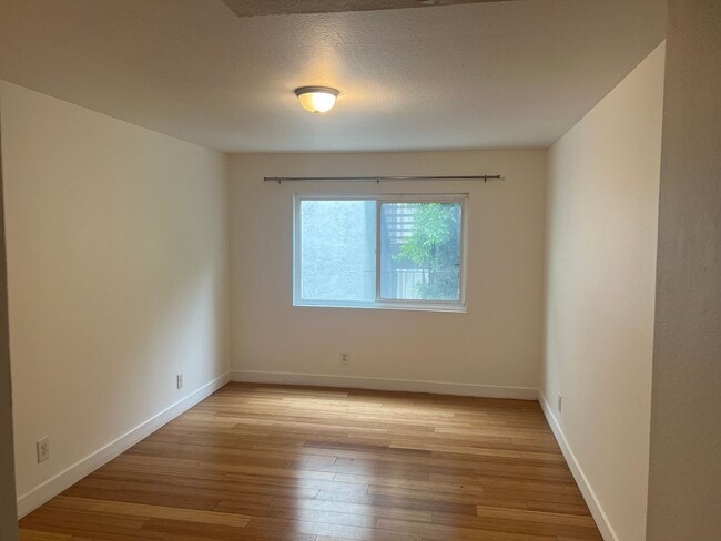 Building Photo - AWESOME 2 BEDROOM 2 BATH UNIT