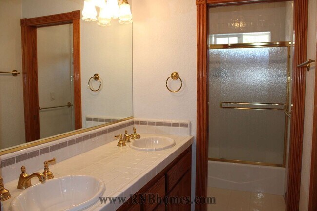 Building Photo - 677 Hoppe Ln