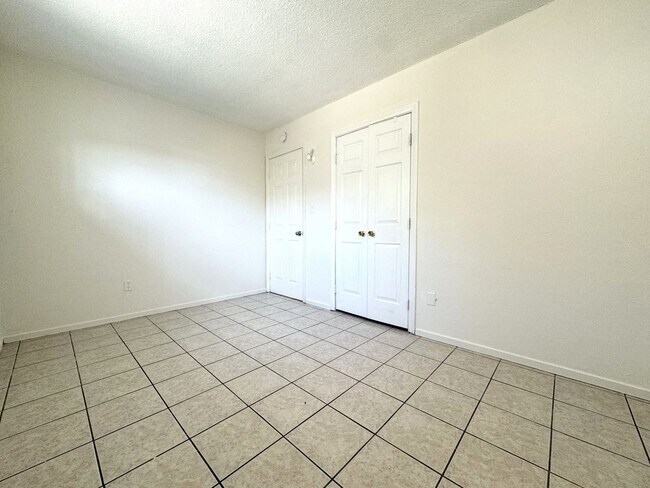 Building Photo - COMING SOON!! 2 Bed / 1 Bath Apartment in Palm Springs!!
