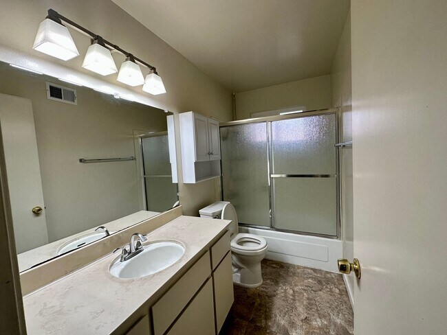 Building Photo - Lovely 2 bed 1 bath!