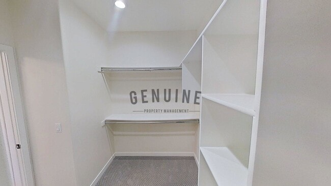 Building Photo - 3Bd 2.5Ba Townhouse w/Rooftop Deck