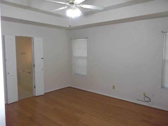 Building Photo - 4 BEDROOM, CONVENIENT LOCATION