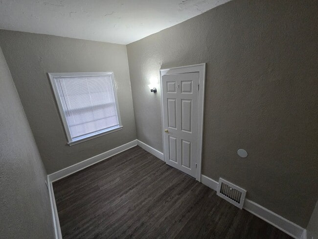 Building Photo - 2 Bedroom House