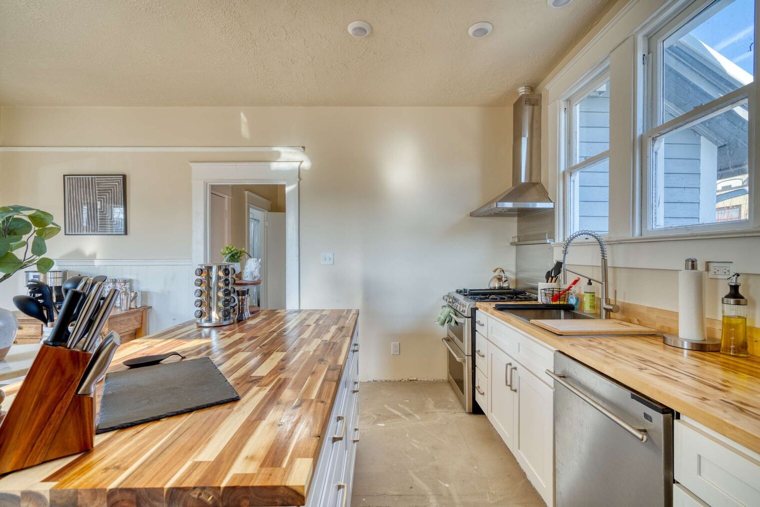 Building Photo - 502 NE 29th Ave